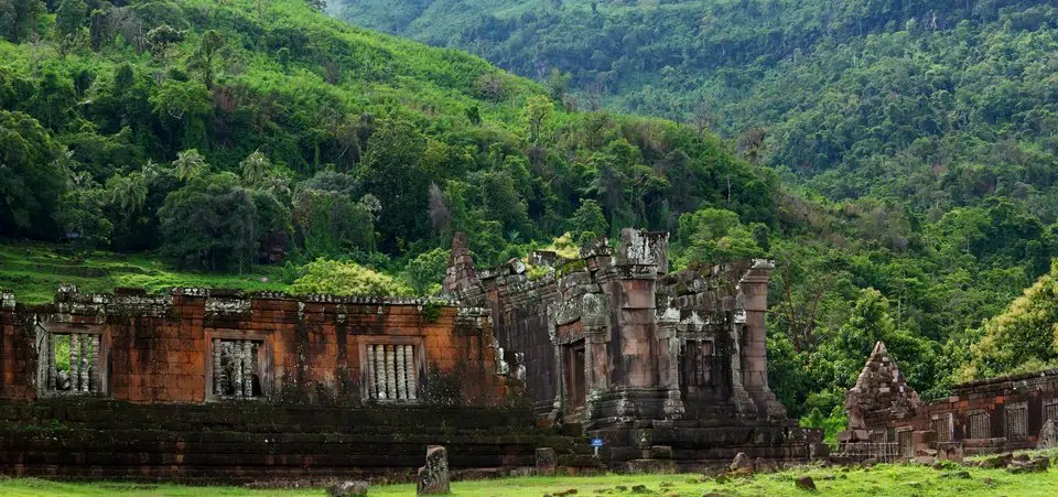 Plavba po Wat Phou dolu prúdom