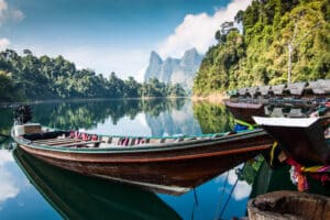 Loďou za krásami Cheow Lan Lake